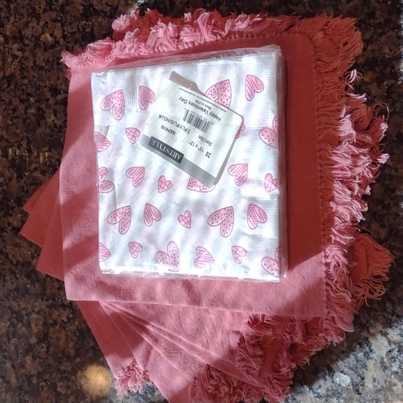 2/$10 💖 Valentine's Napkins Cloth & Paper NWT vintage - Picture 2 of 2